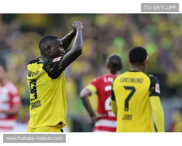 多特蒙德主场展现德甲球迷激情文化氛围堪称欧洲足球典范